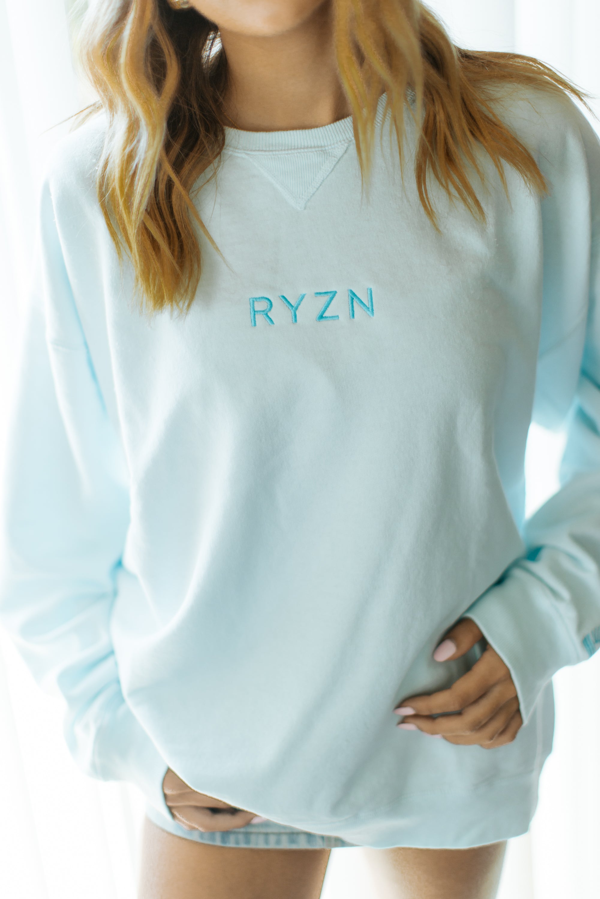 LIGHTWEIGHT CREW SWEATSHIRT- LIGHT BLUE